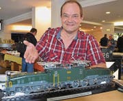 Jörg Lüthi, Organisator der Modelleisenbahnbörse Frauenfeld, mit einem «Krokodil 2», seinem Wunschobjekt.