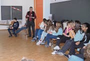 Ruedi Meier erläutert den Schülerinnen und Schülern mit Beispielen den Unterschied von Minimal- und Existenzlohn. (Bilder: Hanspeter Thurnherr)
