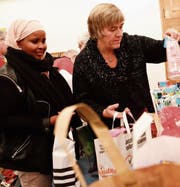 Zwei Frauen suchen Taschen mit Lebensmitteln aus (Bild: .)