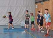 Im Schulhaus Unterdorf wurde anhand verschiedener Spiele fleissig Volleyball geübt.