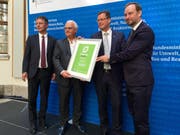 Fredy Iseli (2.v.l.) bei der Verleihung der Auszeichnung. (Bild: pd)