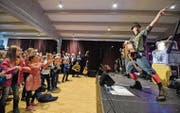 Die Band Marius und die Jagdkapelle sorgt am Samstagvormittag für Betrieb im neuen Berger Schulhaus. (Bild: Donato Caspari)