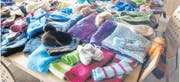 Für bedürftige Menschen in der Schweiz: Schon bald werden die selbstgemachten Kleidungsstücke für die kalte Jahreszeit verschenkt. (Bild: pd)