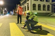 Die Experten Werner Lendenmann (links) und Urs Etter messen die Beleuchtung eines Fussgängerstreifens in Gossau. (Bild: Hanspeter Schiess)