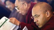 Ins Zwielicht geraten: Der Karmapa Lama. Im Hintergrund der Dalai Lama. (Bild: ap/Ashwini Bhatia)