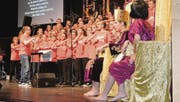 Der Adonia-Teens-Chor singt von den Abenteuern Elias – rechts: König Ahab und seine Frau Isebel. (Bild: Monika Wick)