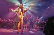 Bunt und lebendig inszenierte die Musikschule Werdenberg «Stayin' Alive» als Hommage an die Bee Gees. (Bilder: Ursula Wegstein)