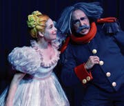 Die Wilerin Nicole Bosshard singt in «Die Regimentstochter» die Partie der Marie – hier mit Daniel Reumüller als Sulpice. (Bild: Carola Nadler)