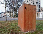Der stählerne Quader birgt die Elektronik und Steuerung des Störfallbeckens. (Bild: Max Eichenberger)