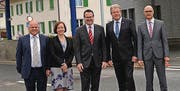 Mario Konzett, Patrice O'Brien, Thomas Zwiefelhofer, Jürg Noth und Jules Hoch beim Zoll in Schaanwald (von links). (Bild: Landespolizei)