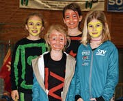 Sieg in der Staffel: Die U10-Mädchen des STV Sennwald strahlen auf dem Siegerpodest. (Bilder: PD)