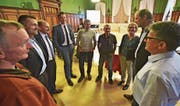 Kommissionspräsident Marcel Tanner (rechts vorne) bespricht sich nach der Sitzung mit den weiteren Kommissionsmitgliedern. (Bild: Mario Testa)