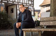 Angekommen: der Dirigent Stefan Roth vor dem Vereinshaus der Jugendmusik Kreuzlingen. (Bild: Thi My Lien Nguyen)
