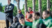 Beobachten unter spanischer Sonne das Training: St. Gallens Sportchef Alain Sutter und Verwaltungsrat Stefan Wolf. (Bild: Andy Müller/Freshfocus (Sotogrande, 15. Januar 2018))