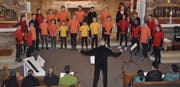 Der Jugendchor der Stadtkirche Winterthur singt «Jauchzet Gott alle Lande» in der katholischen Kirche Wildhaus. (Bild: Adi Lippuner)