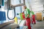Rundgang durch die Produktion: Mitarbeiter kontrollieren in der E. Zwicky AG die Verpackungen und etikettieren sie. (Bild: Andrea Stalder)