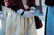 Während der Prozession beten die Gläubigen den Rosenkranz.