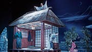 Ein zauberhaft japanisches Bühnenbild präsentiert sich im Stück «Ein Kranich im Schnee». (Bild: Ilja Mess/Theater Konstanz)
