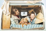 «Es ist okay, anders zu sein»: Typisches Vanlife-Pärchen in seinem dazu passenden Gefährt, einem alten VW-Bus. (Bild: Getty)