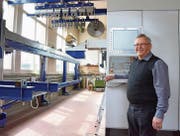 Valentin Büchler vor einer von der Krüsi Maschinenbau AG hergestellten Holzbearbeitungsmaschine, der vollautomatischen Lignamatic. (Bild: rf)