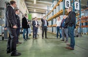 Eftec-Standortleiter Paul Schwitter (Mitte) führt Besucher des Wirtschaftsmeetings durch den Betrieb. (Bild: Reto Martin)