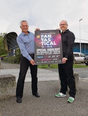 Werben für das nächste Fantastical: Präsident Markus Baiker und Geschäftsführer Thomas Gut. Im Hintergrund sieht man das Ausseneisfeld der Bodensee-Arena. Dieses wird zur Alpenrock-Arena. (Bild: Nicole D'Orazio)