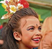 Strahlendes indonesisches Mädchen vor seinem Auftritt. (Bild: Max Eichenberger)
