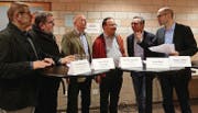 Im kleinen Auholzsaal stellt Moderator Andreas Notter (rechts) Fragen und Ernst Baumann (Präsident Primarschule Schönenberg-Kradolf), Peter Welti Cavegn (Präsident Sekundarschule Sulgen), Martin Schläpfer (kantonales Amt für Volksschule und Kindergarten), Ernst Ritzi (Präsident Primarschule Sulgen) und Thomas Müller (Präsident Primarschule Götighofen) antworten. (Bild: Hannelore Bruderer)