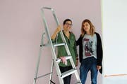 Eva und Taina Messmer vom Vorstand des Vereins Blossom stehen im neuen, in Renovation befindlichen Lokal. (Bild: Hannelore Bruderer)