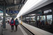 Thurbo Regionalbahn Zug Bahn Bahnverkehr öffentlicher Verkehr auf der Strecke St. Gallen - Romanshorn Passagiere Bahnhof Romanshorn (Bild: Ralph Ribi)