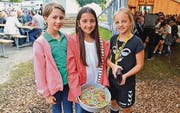 Die Losverkäuferinnen Anna, Helin und Nasia.