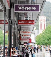 Der traditionelle Schriftzug Charles Vögele verschwindet demnächst in Buchs und Haag. (Bild: Thomas Schwizer)