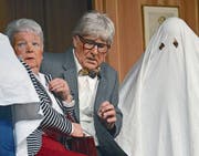 Das Gespenst sorgt für schlechtes Gewissen bei der erbgierigen Claire (Rita Oswald) und für Mut beim unter dem Pantoffel stehenden Ehemann Ottokar (Ruedi Ambühl). (Bild: Margrith Pfister-Kübler)
