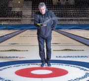 Mark Callan besprenkelt das Curlingfeld. Ein Arbeitsschritt, den er laufend wiederholt. (Bild: Urs Bucher)