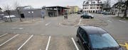 Tiefgarage statt oberirdischer Parkfläche: Damit soll vor der Migros das Parkplatzangebot massiv ausgebaut werden. (Bild: Reto Martin)