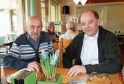 Rudolf Moser mit dem amtierenden Geschäftsführer der Elektra Fischingen, Ruedi Amrhein. Zusammen repräsentieren sie 60 Jahre der 110-jährigen Werksgeschichte. (Bild: Christoph Gmünder)