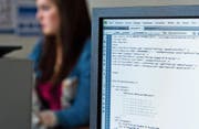 Webseiten zu erstellen gehört zum Aufgabenbereich von Mediamatikerinnen und Mediamatikern. (Bild: Urs Jaudas)