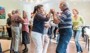 Monatlicher Tanznachmittag im Vita Tertia: Die Senioren bleiben vor allem dank Partnerwechseln geistig fit. (Bild: Hanspeter Schiess)