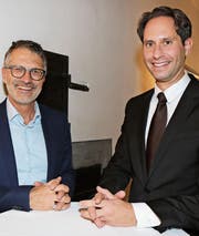 Stolpersteine bei Immobiliengeschäften vermeiden: Rechtsanwalt Samuel Mäder (links) und Daniele Marino, Leiter der Migros Bank Wil, plädieren für transparente Verhältnisse. (Bild: Hans Suter)