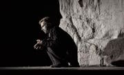 Ein Klotz auf der Bühne in Konstanz im Theaterstück «Judas»: Grabstein und Klagemauer zugleich. (Bild: Bjorn Jansen)