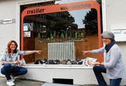 Deborah Angehrn (links) und Erika Müller (rechts) vor einem der dekorierten Schaufenster der teilnehmenden Detaillisten. (Bild: Rudolf Hirtl)