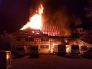 Die Büro- und Gewerbeliegenschaft an der Hungerbühlstrasse 15 im Westen von Frauenfeld brennt lichterloh. (Bild: PD/Feuerwehr Frauenfeld)