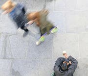 Arbeit ist zu einem Unglücksfaktor geworden – für jene, die Arbeit haben, wie für jene, denen sie fehlt. (Bild: ky/Hans Klaus Techt)
