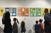 Die Schüler standen während der Vernissage für interessierte Besucher neben ihren Bildern und Skulpturen, um darüber Auskunft zu geben. (Bild: Mengia Albertin)