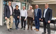 Freisinnige Kantonsrats- und Nationalratsmitglieder zusammen mit Gastgebern im Labormedizinischen Zentrum Risch: Martin Risch, Katrin Frick, Walter Müller, Gert Risch, Beat Tinner und Thomas Toldo (von links). (Bild: PD)