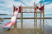 Gesperrter Spielplatz in der Steinacher Bucht, im Hintergrund Arbon. (Bild: Urs Bucher (Urs Bucher))