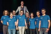 So sehen Sieger aus: Die U17-Wasserballer tragen Ruderer Nico Stahlberg auf ihren Schultern. (Bild: Reto Martin)