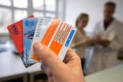 Wer auf Prämienverbilligung angewesen ist, erhält künftigweniger Geld vom Kanton. (Bild: Keystone/Archiv)