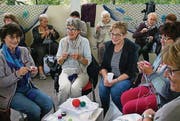 Beim Musikpavillon klapperten die Stricknadeln. (Bild: pd)