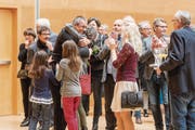 Der künftige Stadtpräsident Wolfgang Giella mit Frau und Töchtern nach Verkündigung des Wahlsieges. (Bild: Hanspeter Schiess)